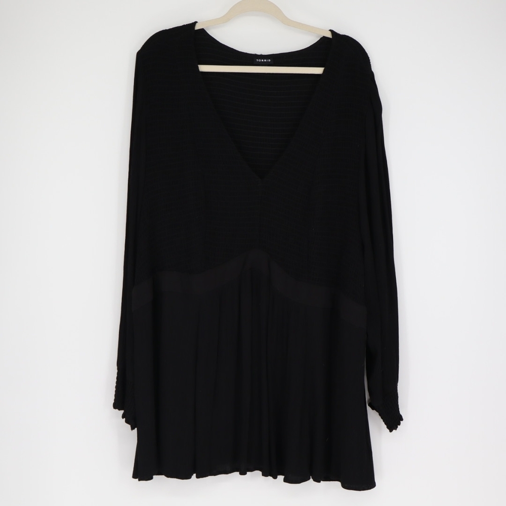 Torrid Black Rayon Crepe Babydoll Blouse Size 5X V Neck Fit and Flare Stretch
